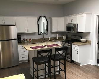 Newport Inn #1 - No Cleaning Fees!! Free Parking!! Walk To Games And Concerts!! - Newport - Kitchen