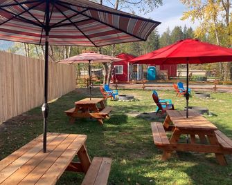 Cabin #9 | 10 Min to Glacier Park Entrance, Minutes to Glacier Park! - Coram - Patio