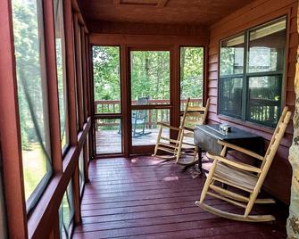 Mountain Cabin Rental Under Two Hours from Atlanta for Lake Nottely Getaway in Georgia - Blairsville - Balkon