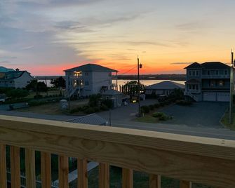 Haven in Topsail Beach: 4BR Oasis with Ocean & Sound Views! Walk to Town - Topsail Beach - Balcony