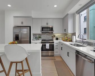 Tri-Level Modern Home + Private Rooftop Deck - Los Angeles - Kitchen