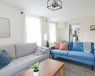 Charming restored 1830s cape Deer Isle - Deer Isle - Sala de estar