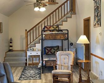 Gorgeous Lakeside Vacation Home For Water Sports, Fishing, Boating and Hiking. - Au Gres - Living room