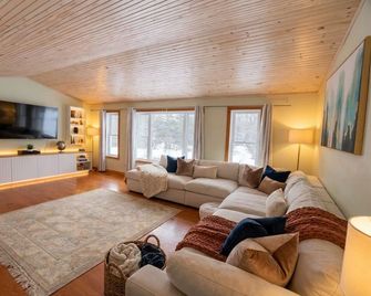 Private 34 acre Retreat wt Farmhouse | Hottub | Bunkie | Trails - Kawartha Lakes - Obývací pokoj