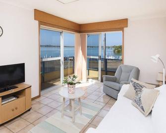 Fairholme 12 - Tuncurry - Wohnzimmer