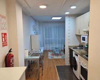 Apartment Hospital Los Prados Free parking - Oviedo - Cucina