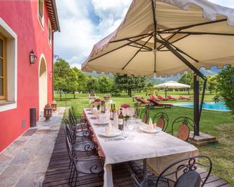 La Dimora dell'Inventore Luxury B&B - Capannori - Binnenhof