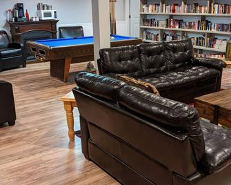 Only 10mins to GlacierNatlPark 25 miles to Whitefish MTN. Sleeps 20+ people - Hungry Horse - Living room