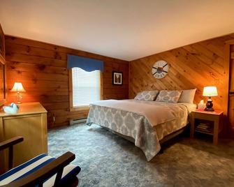Cozy Log Cabin on a private lake with incredible scenery. - Averill Park - Habitación