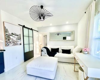 Winterhaven At The Carrington- 2 Bedroom 1 Bath Apartment-50% off Monthly rental - 邁阿密 - 客廳