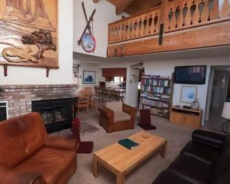 Interlaken #9 3 BR+loft, 3Bath - June Lake - Obývací pokoj