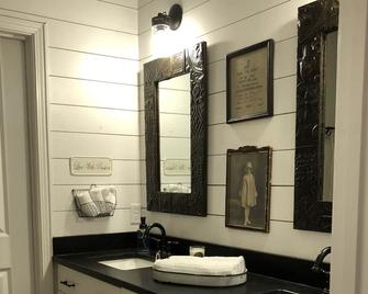 Southern Charm in Old Town Bluffton - Bluffton - Bathroom