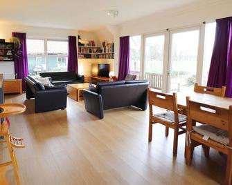 Beautiful farmhouse in the middle of nature - De Wilgen - Living room
