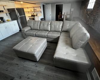 Carrollton Square's Exclusive Vrbo Suite. - Carrollton - Living room
