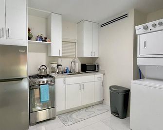 Andy's Inn 2 Bamboo Studio Suite - Charming Studio with beach access - Bodden Town - Mutfak