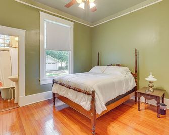 1 Mi to Dtwn Meridian: Historic Home w/ Porch! - Meridian