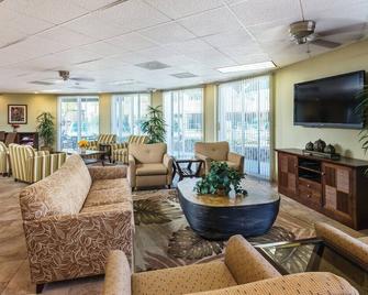 Family fun in Palm Springs in this resort 2BD condo with resort amenities including kids pool - Palm Springs - Sala de estar