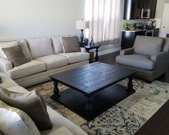 Hill country beautiful new home - Boerne - Living room