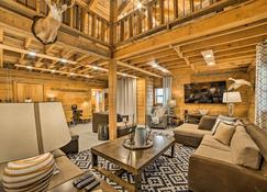 Modern-Rustic Dukedom Cabin 780 Acres with Trails! - Dukedom - Living room