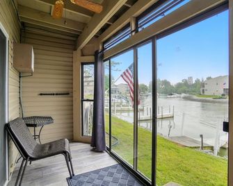 Charming first floor condo on the canal of Lake Erie - Oak Harbor - Balcony