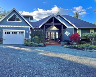 Cozy Loft room with king bed and private entrance. - Shawnigan Lake - Edificio