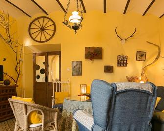 Lovely house with character ~ Aracena Natural Park ~ 45 Minutes Drive From Sevi - Zufre - Sala de estar
