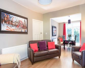 36 Westminster Road · Bright & Spacious 2-Bed Home in York with Garden - Pass the Keys - York - Living room