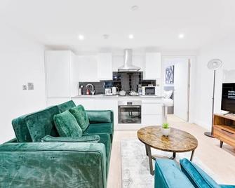 Modern 1 Bed Apartment in Burton-on-Trent - Burton upon Trent - Living room