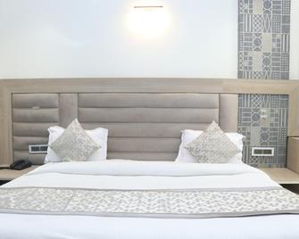 Hotel K J International - Varanasi - Bedroom