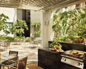 Shangri-La Serviced Apartments, Yangon - Rangún - Patio