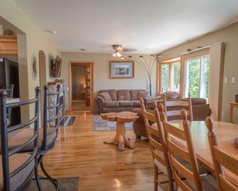 Furnace Lake Overlook - near Pictured Rocks! - Christmas - Comedor