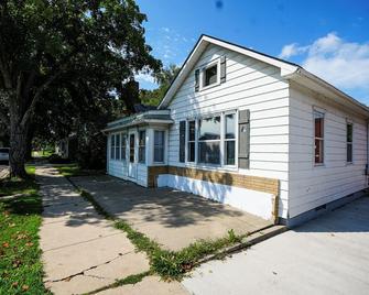 Charming 4-bedroom house with AC and WiFi in serene Waconia - Waconia - Edificio