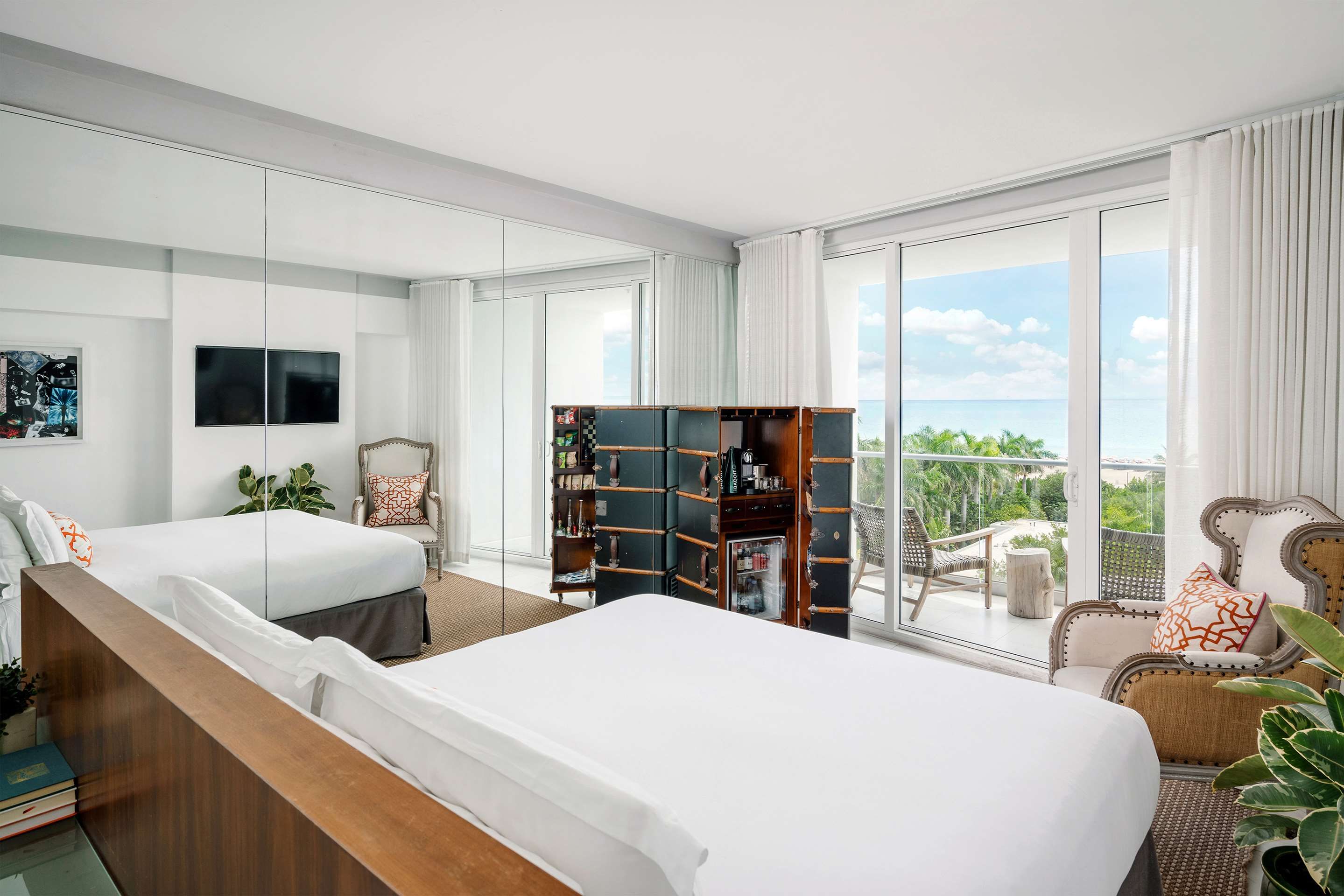 Bedroom view of Nautilus Sonesta Miami Beach