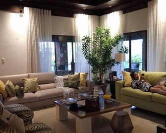 Vive la magia en el Milagro House: Montañas atardeceres y comida criolla - Santa Cruz de El Seibo - Sala de estar