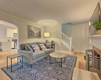 Charming Cincinnati Home Less Than 10 Mi to Downtown! - Blue Ash - Living room