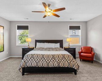 Downtown Skyline Views in Modern Townhome with Rooftop Patios - Des Moines - Bedroom