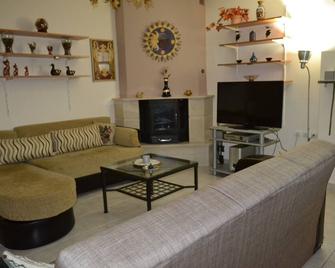 Vasiliki's cosy house - Néa Michanióna - Living room