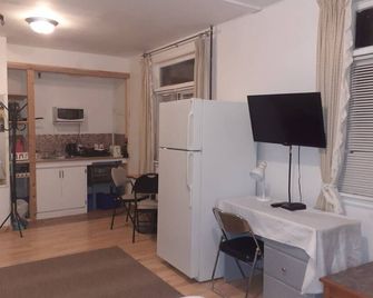 Hotel Chameleon - Castlegar - Kitchen