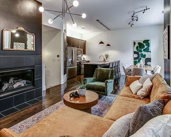 2-Bedroom Modern Eclectic Old Market Townhouse - Omaha - Sala de estar