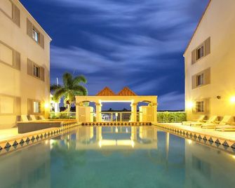 Hope Harbour Hotel - Hope Island - Pool