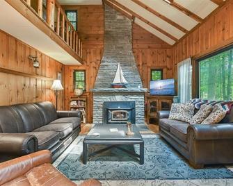 Sunny Point Lake Wallenpaupack Lakefront with private dock - 4 bedroom sleeps 9 - Lakeville - Living room