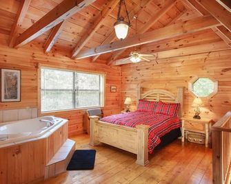 River Falls Bungalow! Log Cabin - Trout Stream - 7 Min to Great Smoky Mountains National Park! - Cosby - Bedroom
