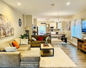 Romantic Villa - Troy - Living room