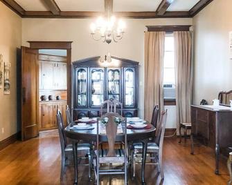 Parkview Beardstown Home with a View 3-Bedroom, WiFi, A/C, Full Kitchen & Dining - Beardstown - Dining room