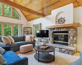 Top of the Hill Cabin by Simple Life Rental - Fish Creek - Living room