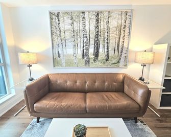 Fully Appointed Executive Condo - Toronto - Salon