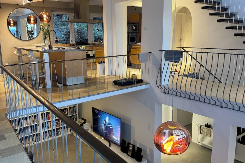 Top location: Spacious and sunny villa overlooking Stuttgart - Stuttgart - Escaleras