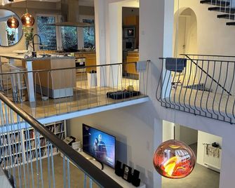 Top location: Spacious and sunny villa overlooking Stuttgart - Stuttgart - Schody