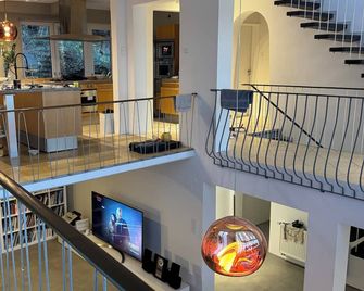 Top location: Spacious and sunny villa overlooking Stuttgart - Stuttgart - Escaleras