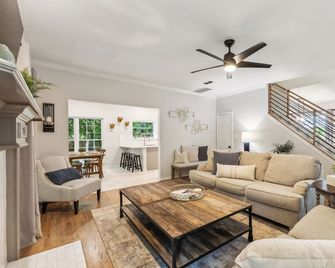 Private Retreat Near Wedding Venues –– Pet Friendly with a Hot Tub & Fire Pit! - Melissa - Wohnzimmer